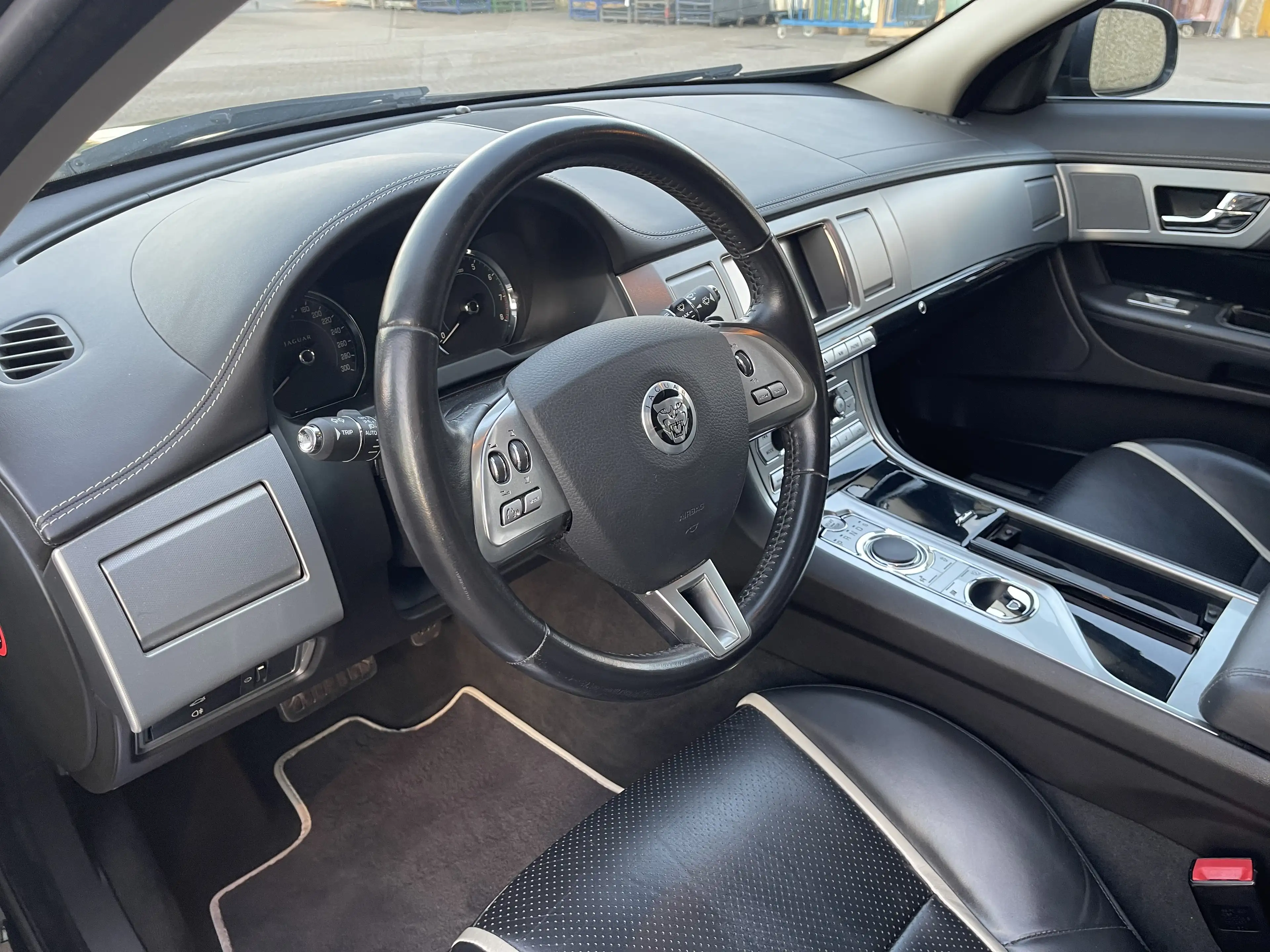 Jaguar XF 5.0 V8 Portfolio Limousine Voll S-Heft 20 Zoll Top — photo 4