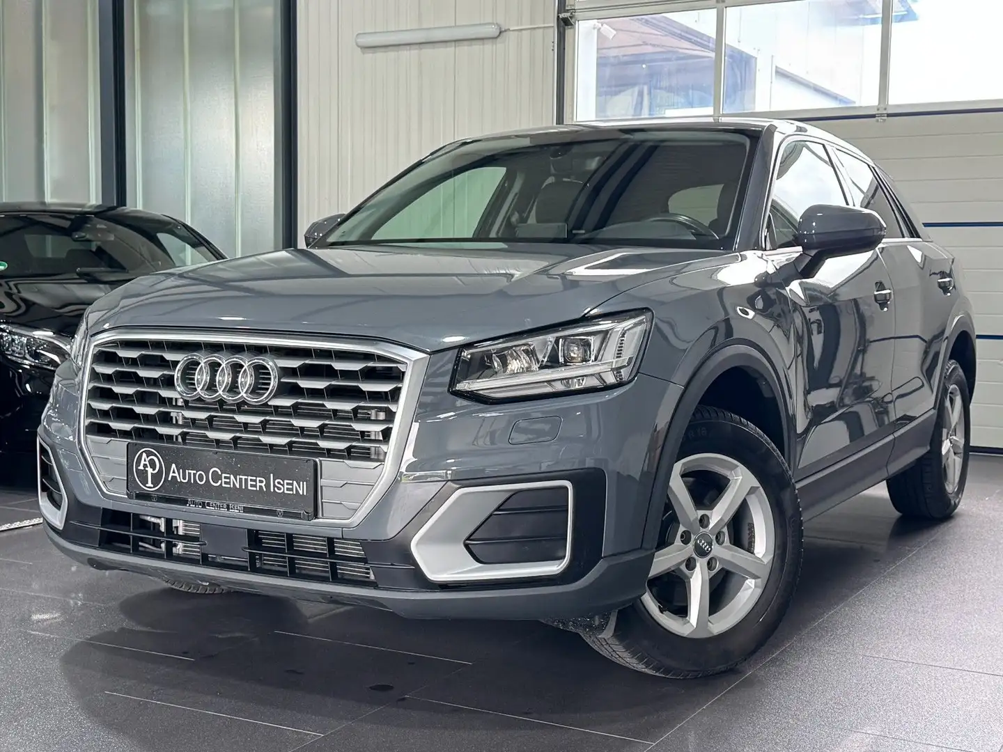 Audi Q2 basis ultra | S-TRONIC | AHK | TOTWINKEL Grau - 1
