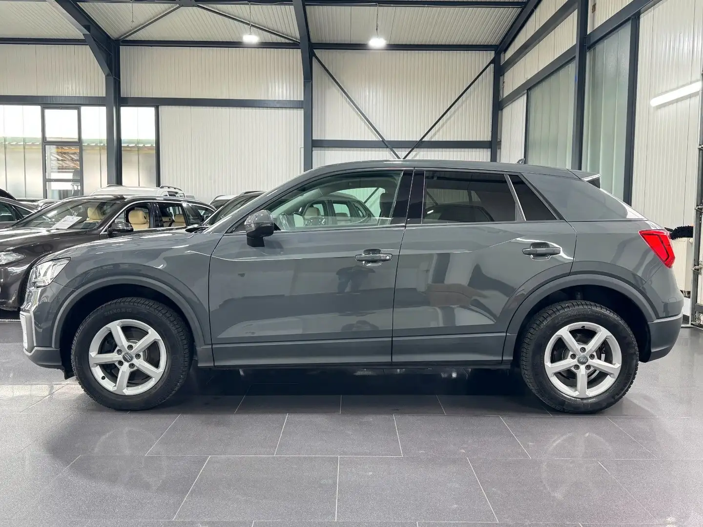 Audi Q2 basis ultra | S-TRONIC | AHK | TOTWINKEL Grau - 2