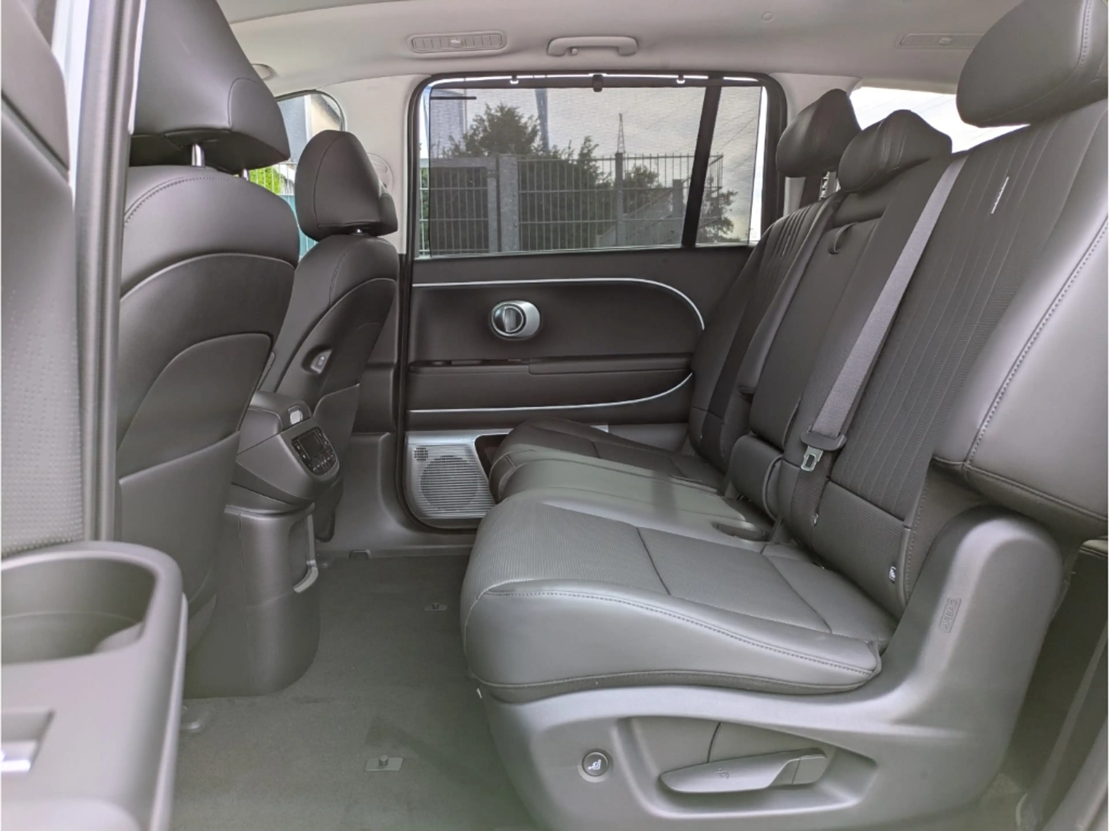 Hyundai IONIQ 9 UNIQ 110kWh (307PS) 4WD 7-Sitzer Pano HUD El. Pano — photo 6