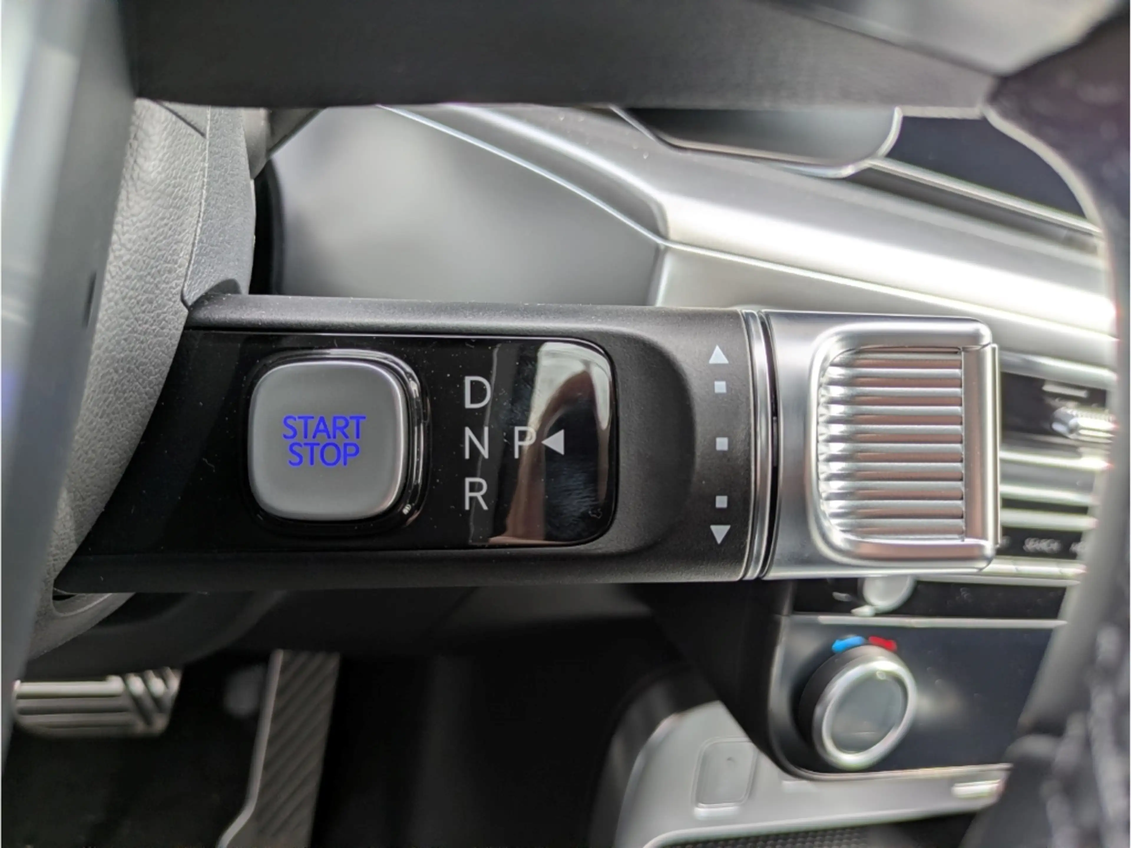 Hyundai IONIQ 9 UNIQ 110kWh (307PS) 4WD 7-Sitzer Pano HUD El. Pano — photo 10