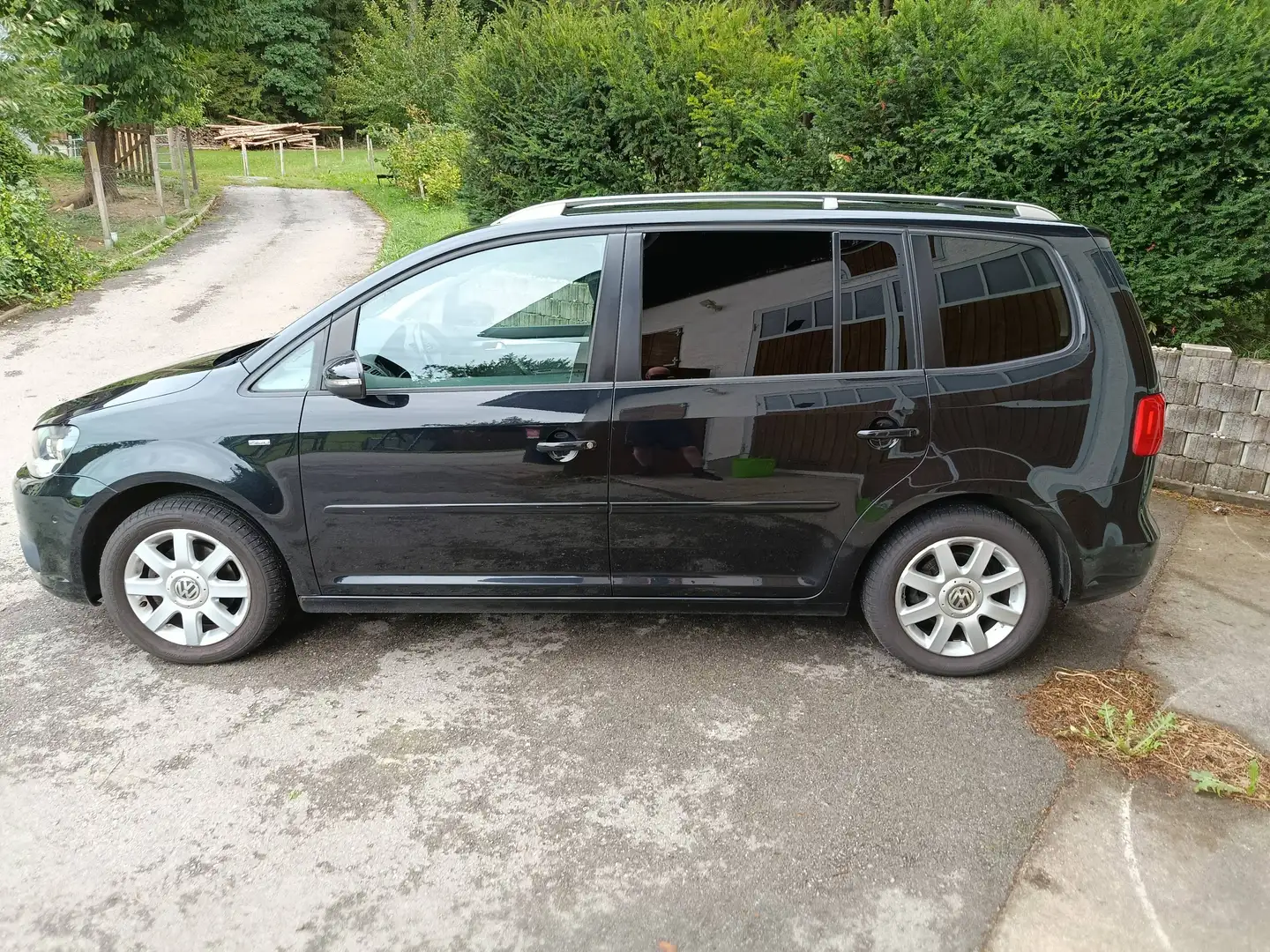Volkswagen Touran Life Edition 1.6 TDI 105 PS Kombi / Family Van Schwarz - 2