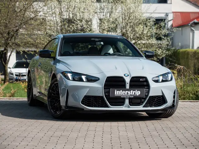 BMW M4 view 3