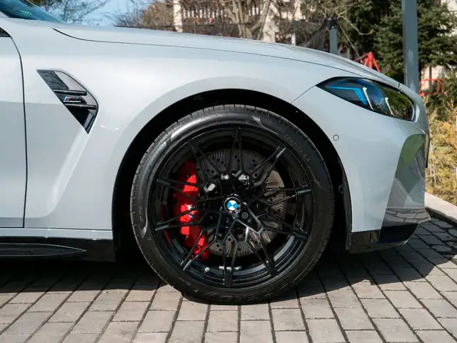 BMW M4 view 9