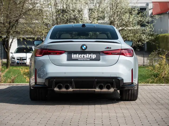 BMW M4 view 5
