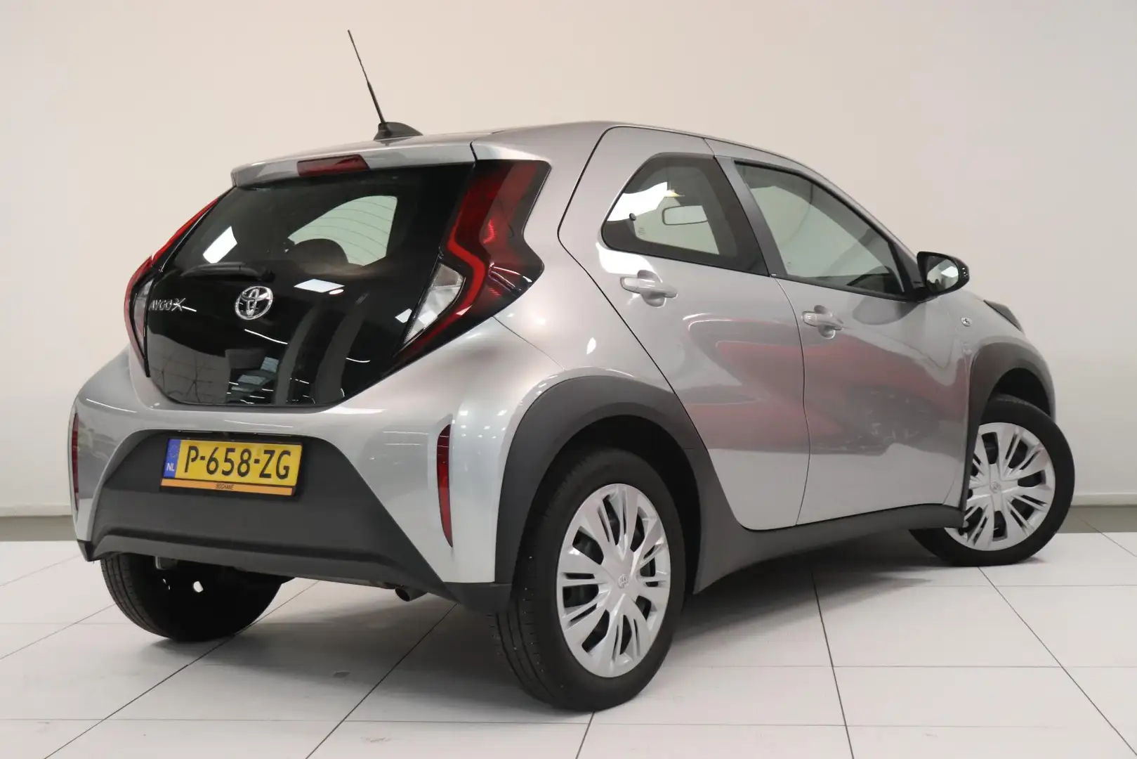 Toyota Aygo X 1.0 VVT-i MT Play | Airco | Camera | Adaptieve cru Gris - 2