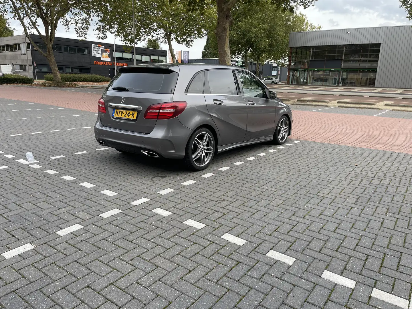 Mercedes-Benz B 180 Business Sol. AMG Grijs - 1