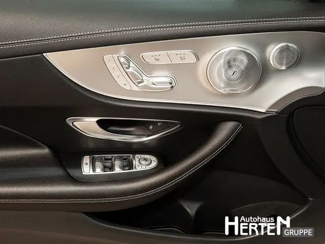 Mercedes-Benz 220 view 6