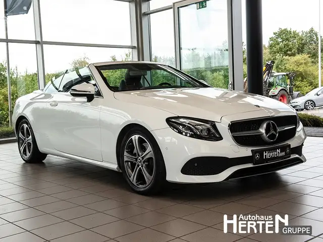Mercedes-Benz 220 view 2