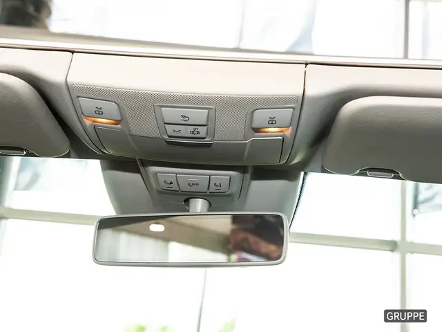 Mercedes-Benz 220 view 8