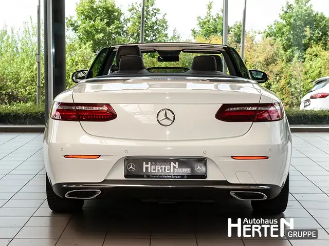 Mercedes-Benz 220 view 3
