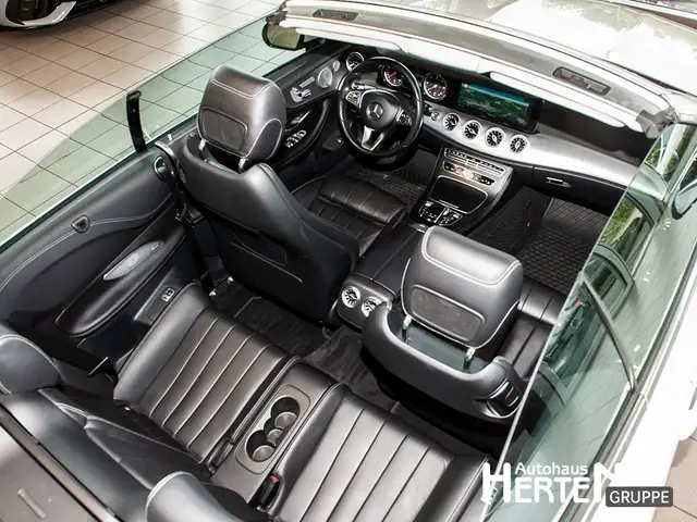 Mercedes-Benz 220 view 14