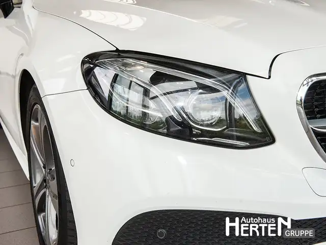 Mercedes-Benz 220 view 10