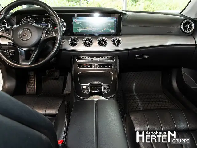 Mercedes-Benz 220 view 7