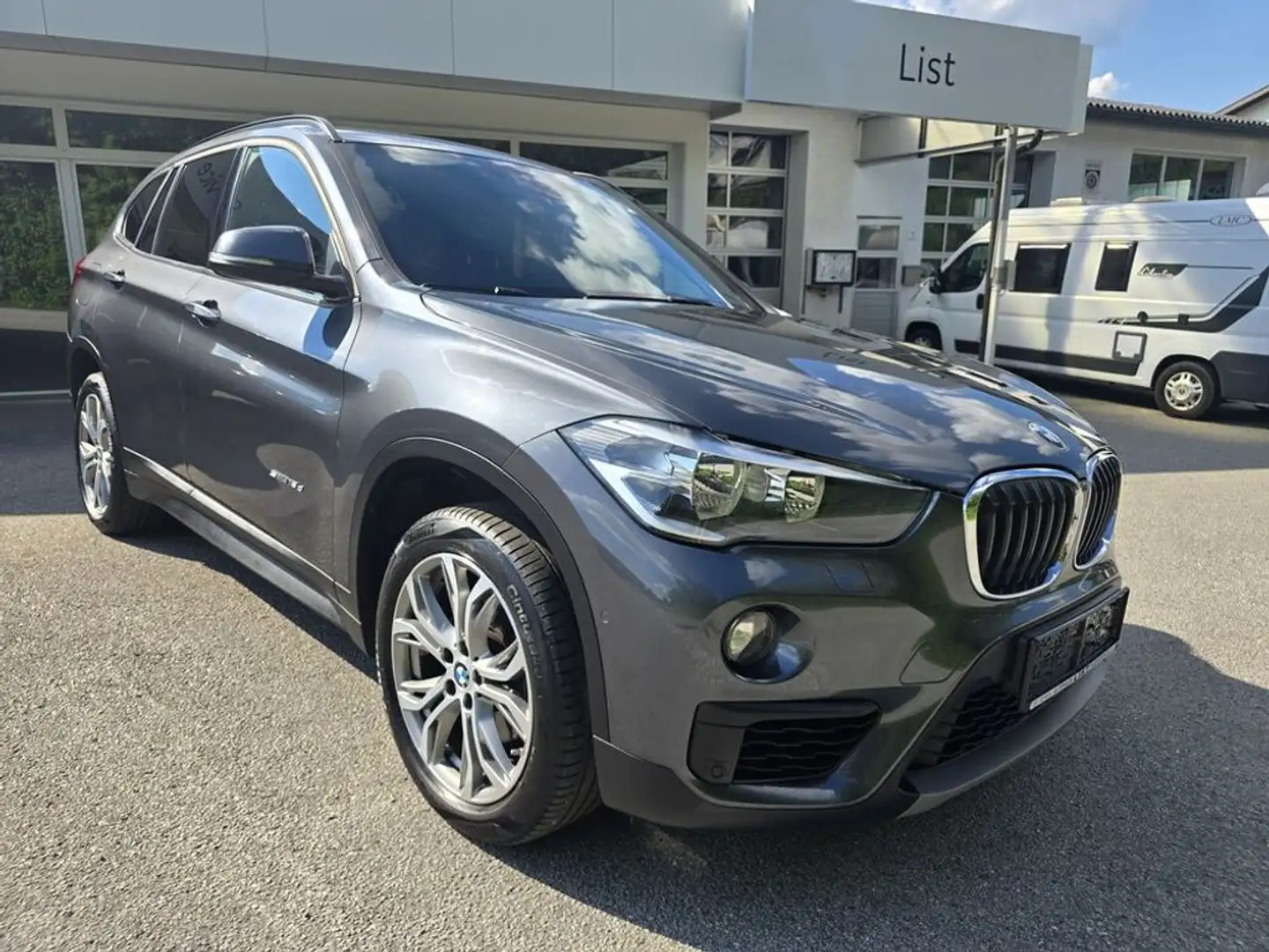 BMW X1 sDrive18d Top. Kamera, Navi, Automatik Grau - 1