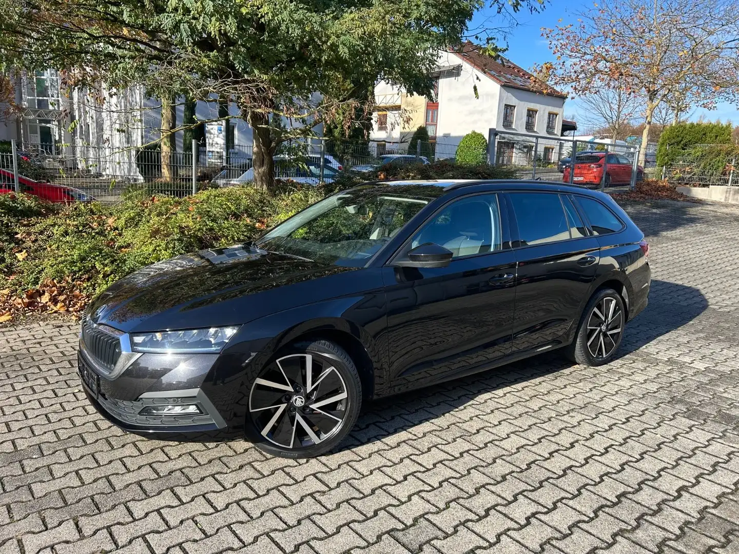 Skoda Octavia 1.5 TSI Combi Ambition Schwarz - 1
