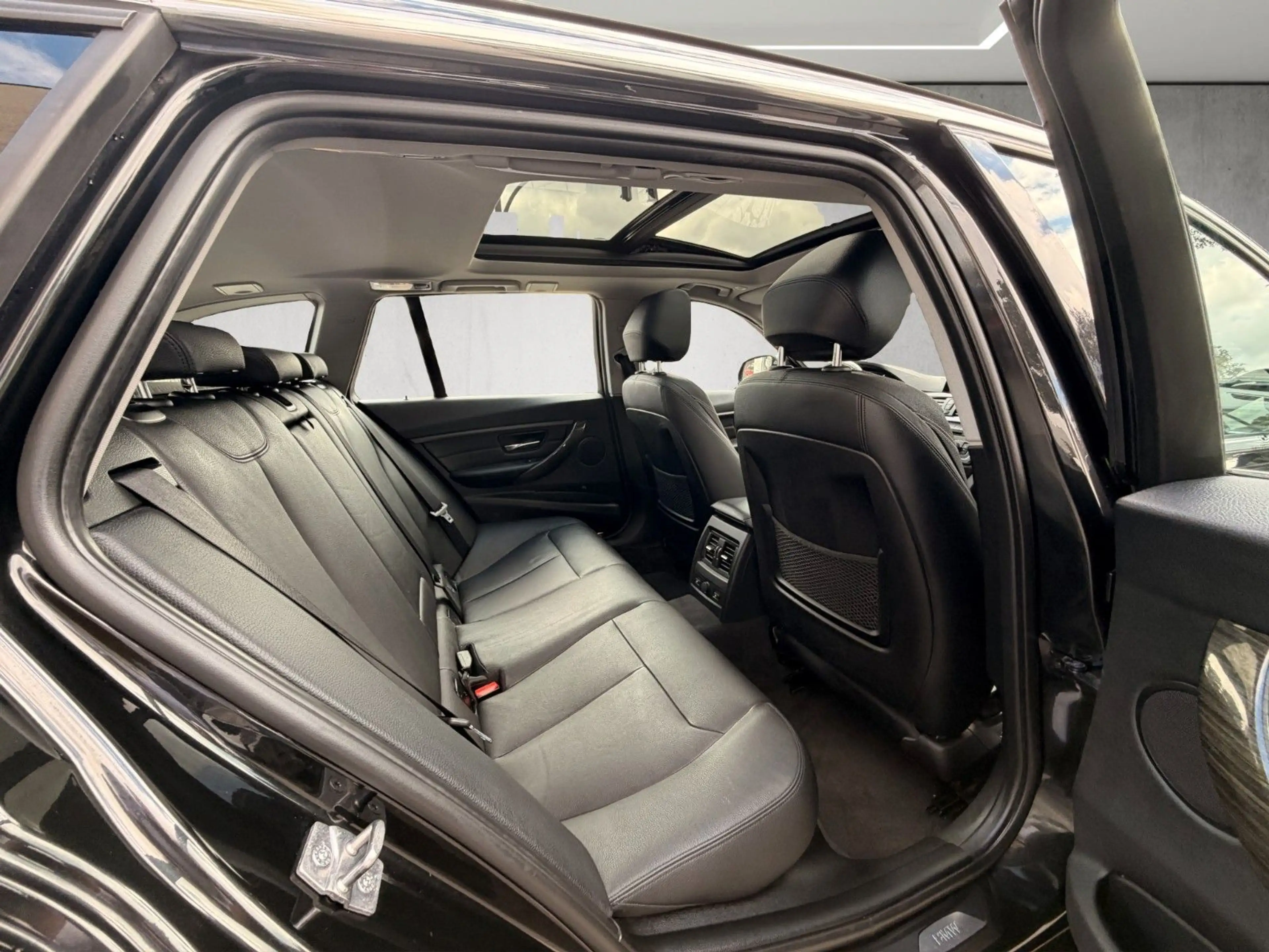 BMW 330 d Touring Luxury *Automatik*Panorama*Navi Pr — photo 6