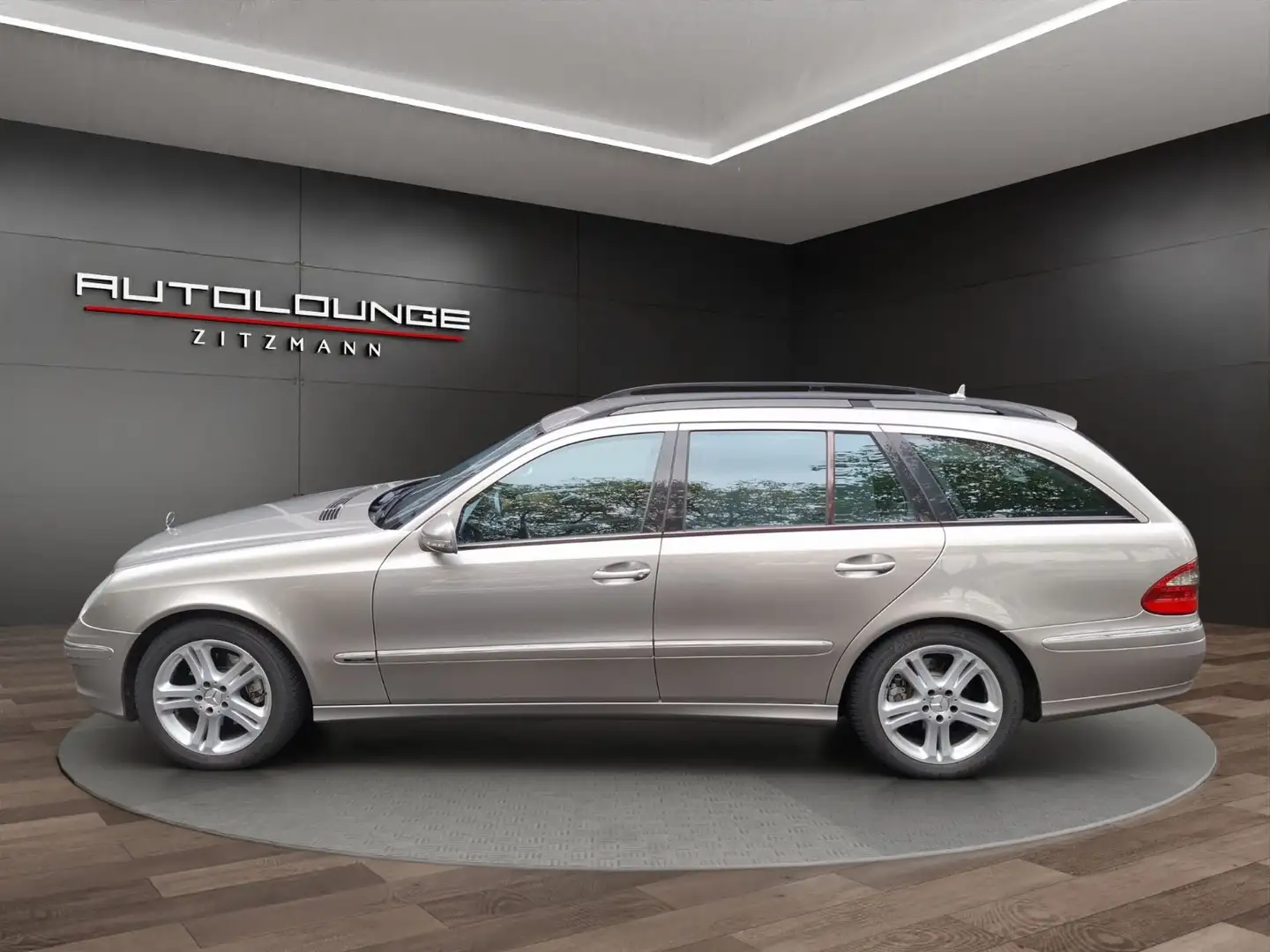 Mercedes-Benz E 320 T-Modell E 320 T CDI 4Matic, 7 Sitze Silber - 2