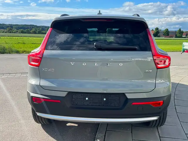 Volvo XC40 view 3