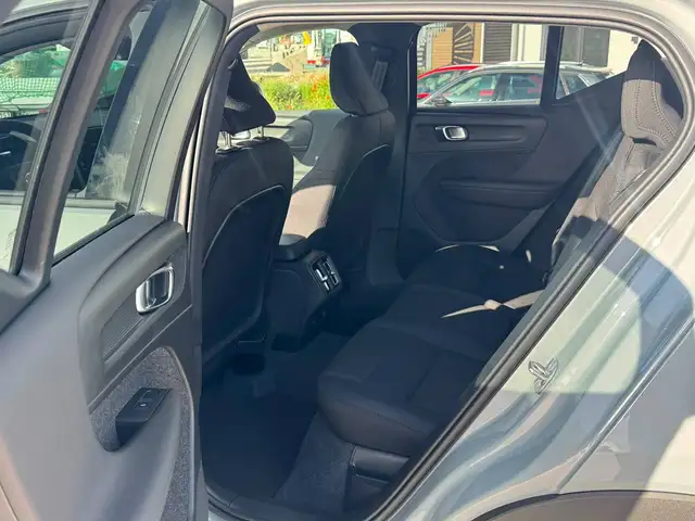 Volvo XC40 view 8