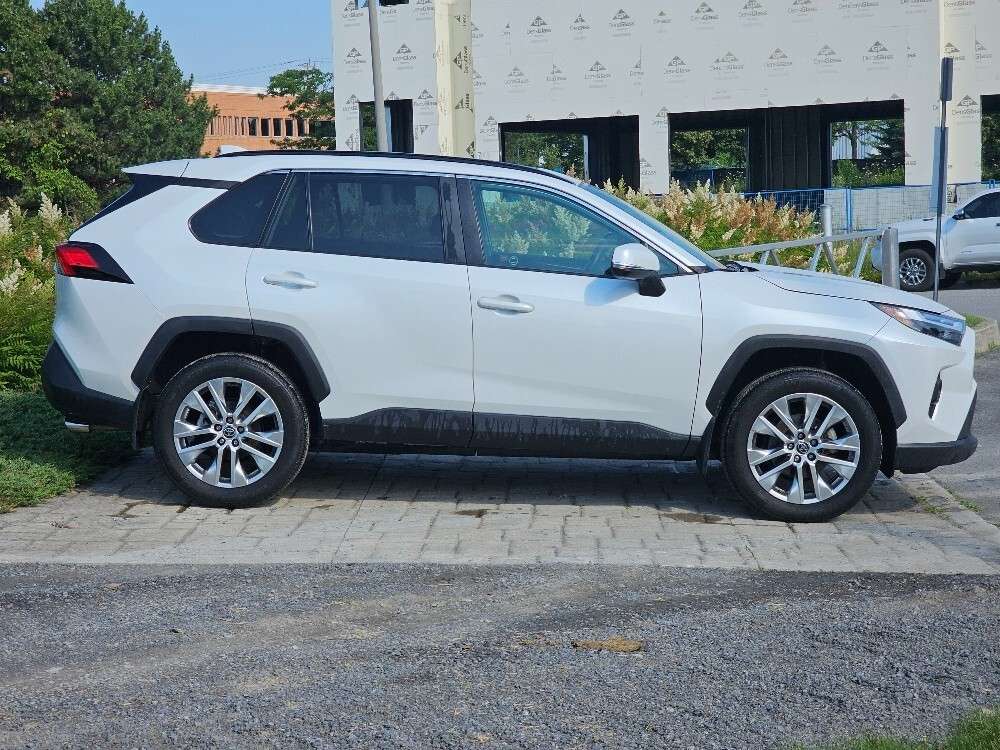 2024 Toyota RAV4 XLE XLE Premium|Leather|Roof|Alloys|CarPlay|Safety — снимка 1
