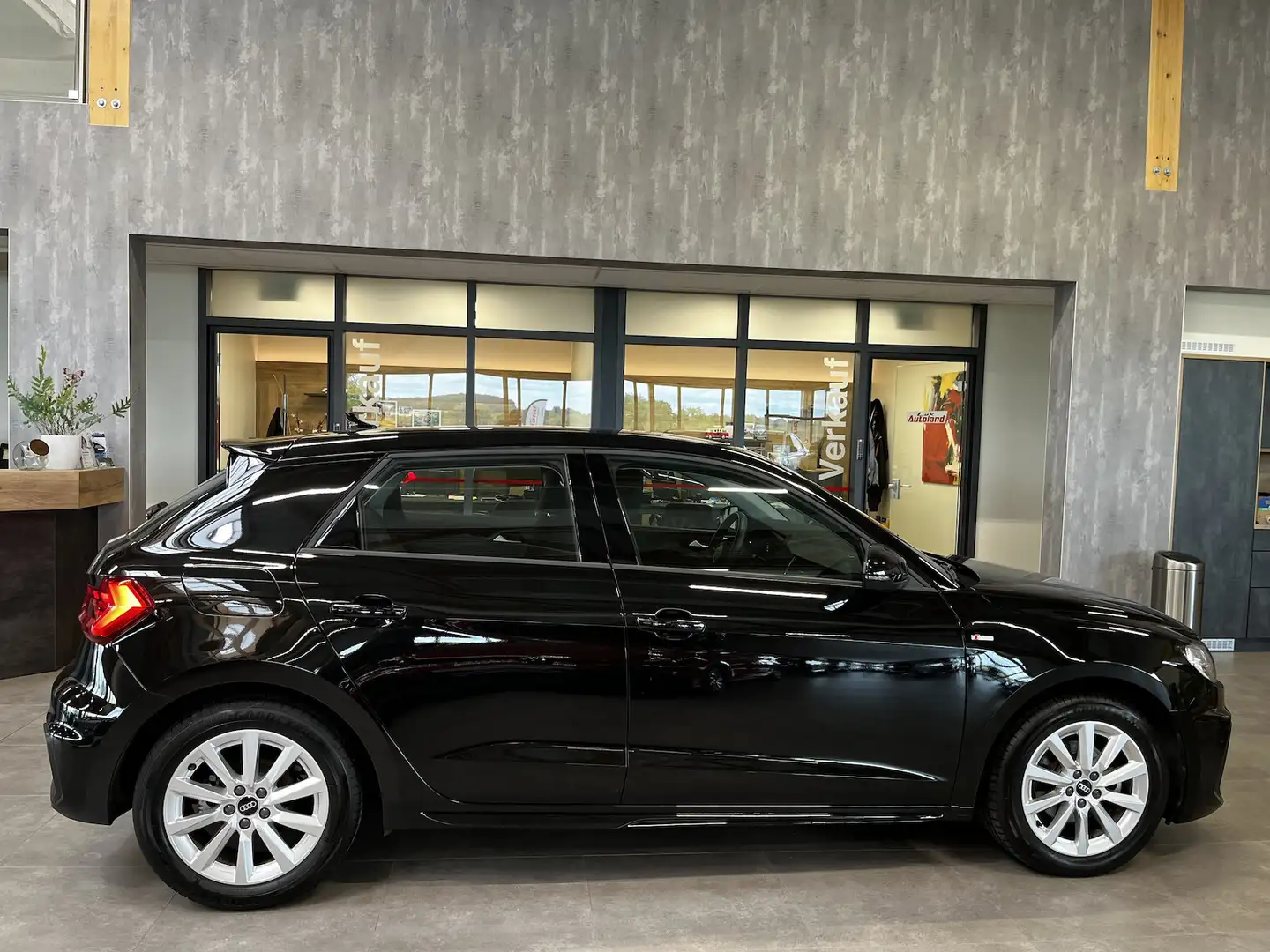 Audi A1 30 TFSI S line Navi PTS Shzg App Noir - 2