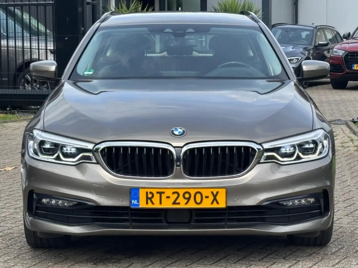 BMW 530 5-serie Touring 530i High Exe 2018 NL Auto 1E Eige Grijs - 2