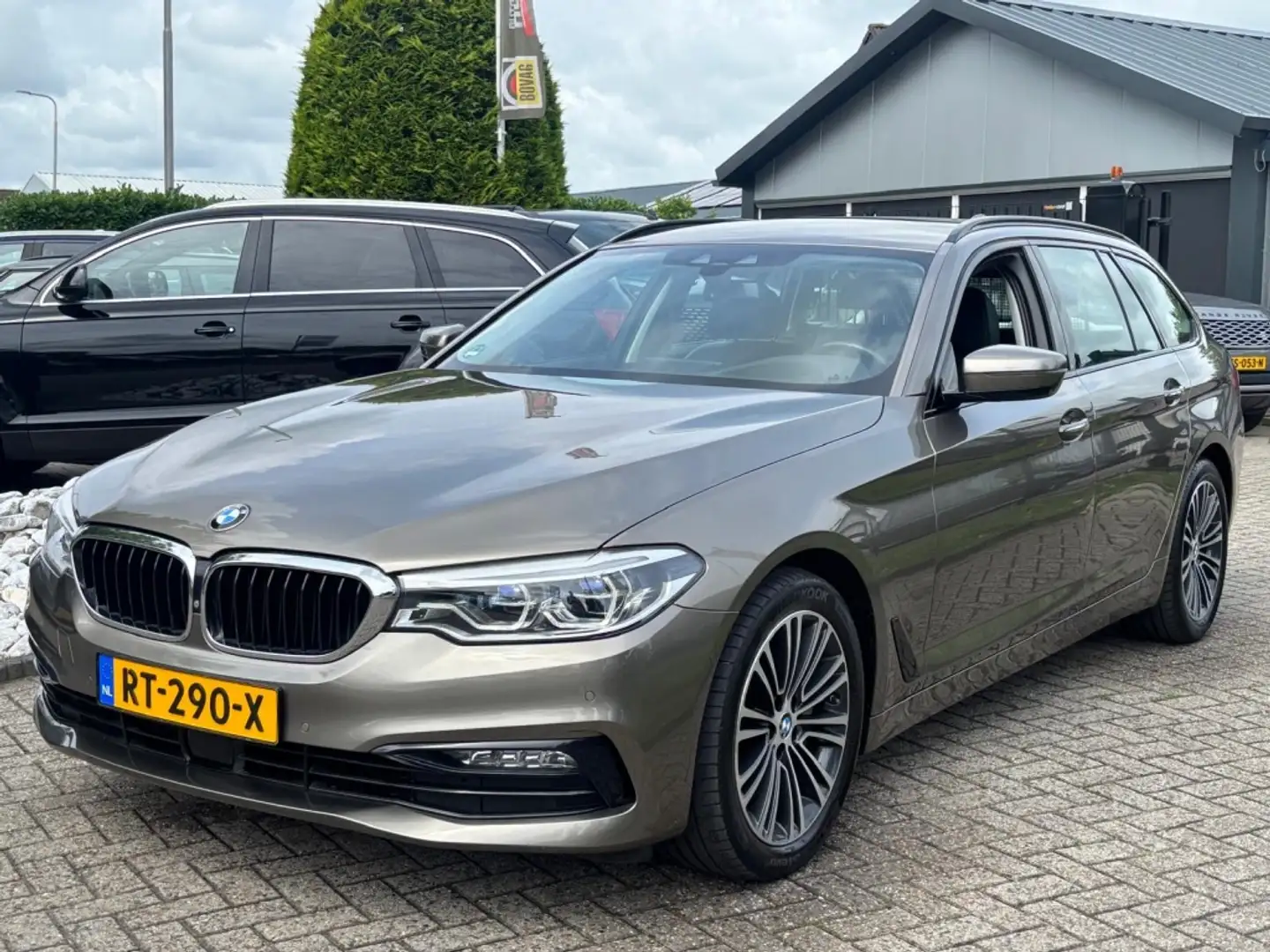 BMW 530 5-serie Touring 530i High Exe 2018 NL Auto 1E Eige Grijs - 1