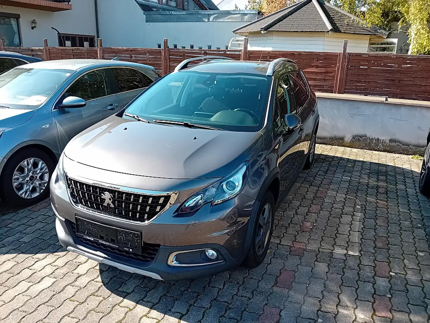 Peugeot 2008 1,2 PureTech 110 S&S Allure Grau - 1