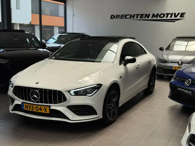 Mercedes-Benz CLA 35 AMG 250 e / / Pano / Camera /