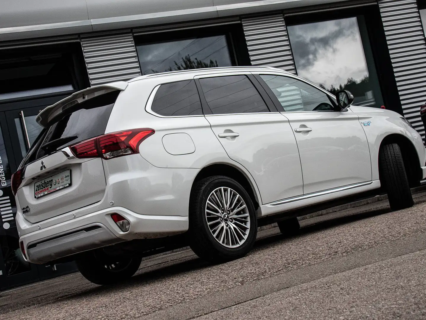 Mitsubishi Outlander Outlander 2.4 PHEV Plus 4WD Bi-LED*ACC*Navi*Tech Weiß - 2