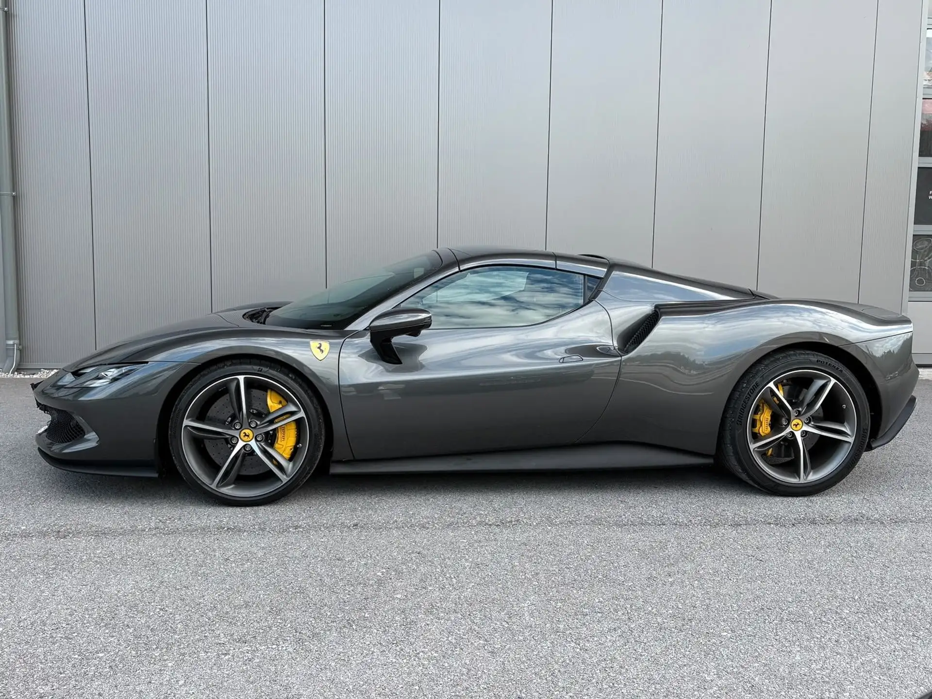 페라리 296 GTS 2025 건메탈 사진 2