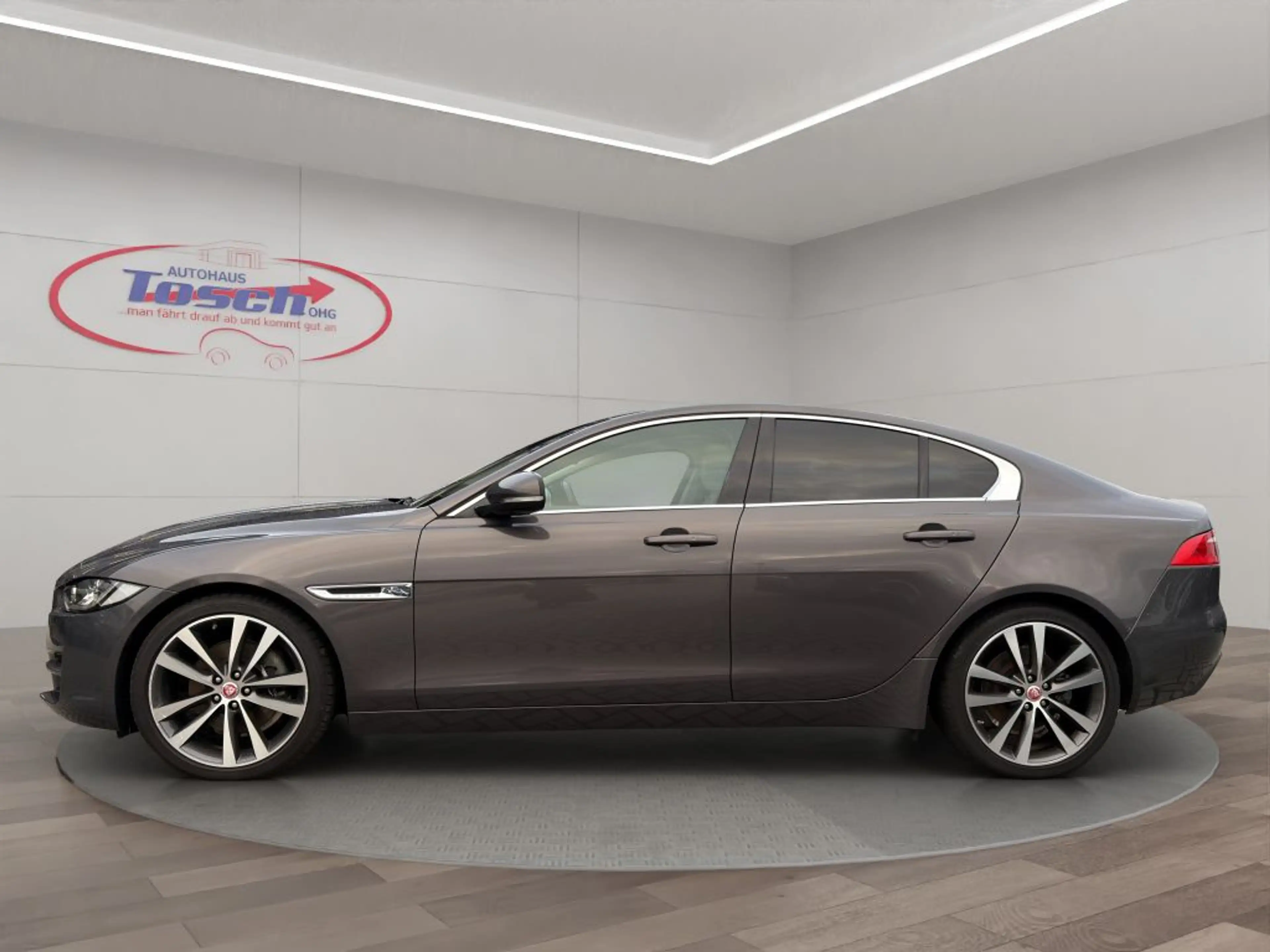 Jaguar XE 20d Aut. Portfolio — photo 2
