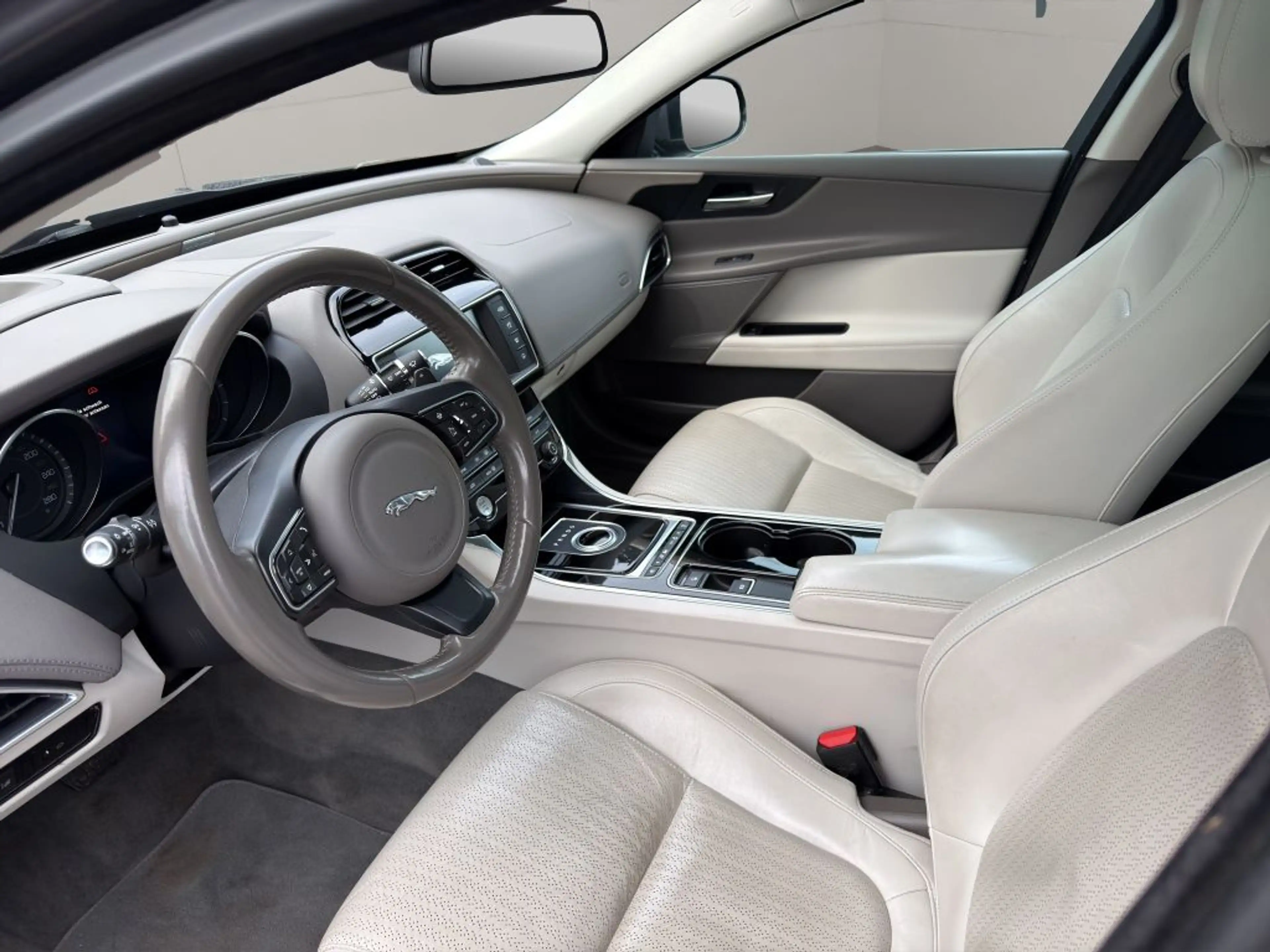Jaguar XE 20d Aut. Portfolio — photo 12