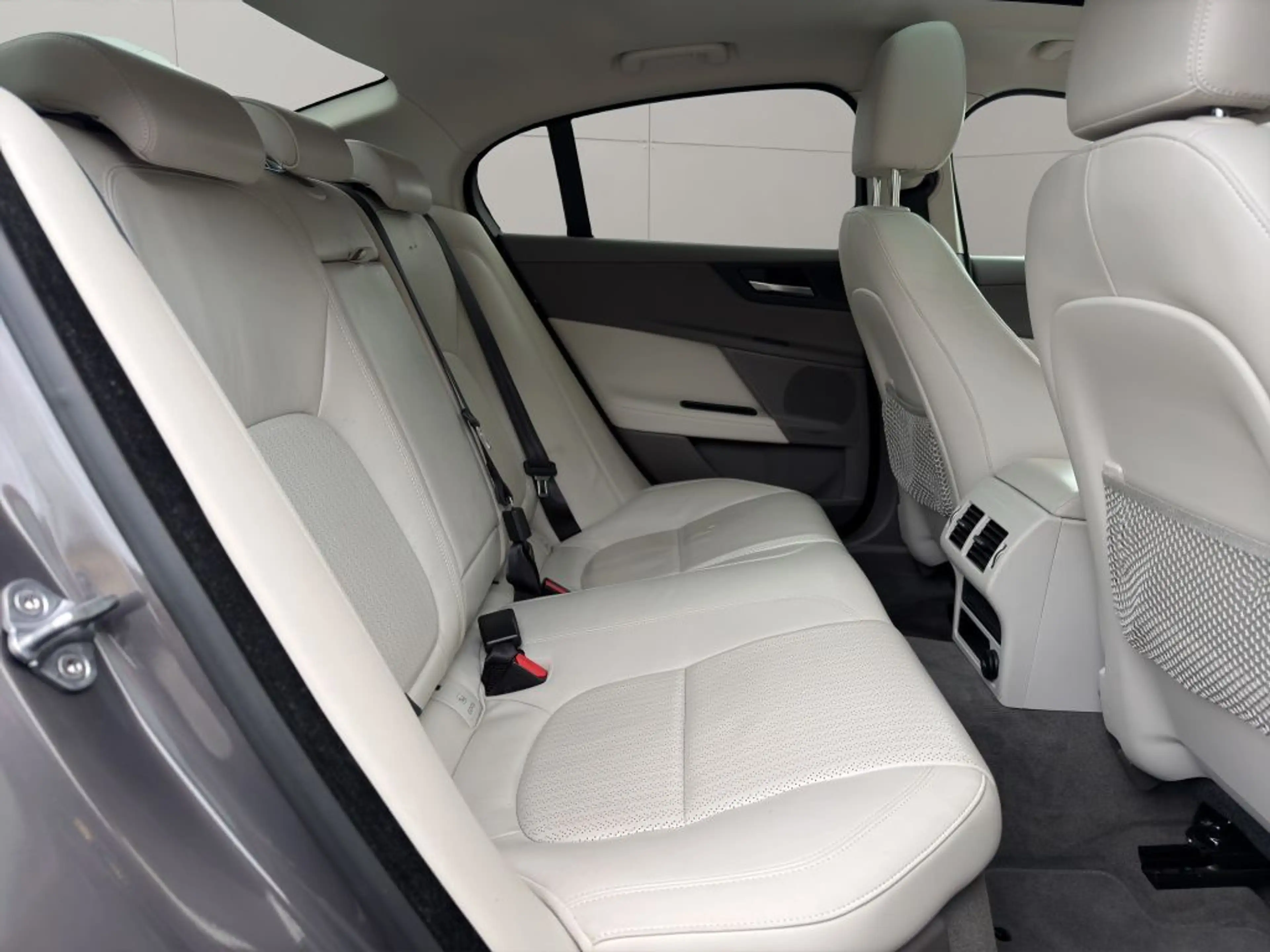 Jaguar XE 20d Aut. Portfolio — photo 5