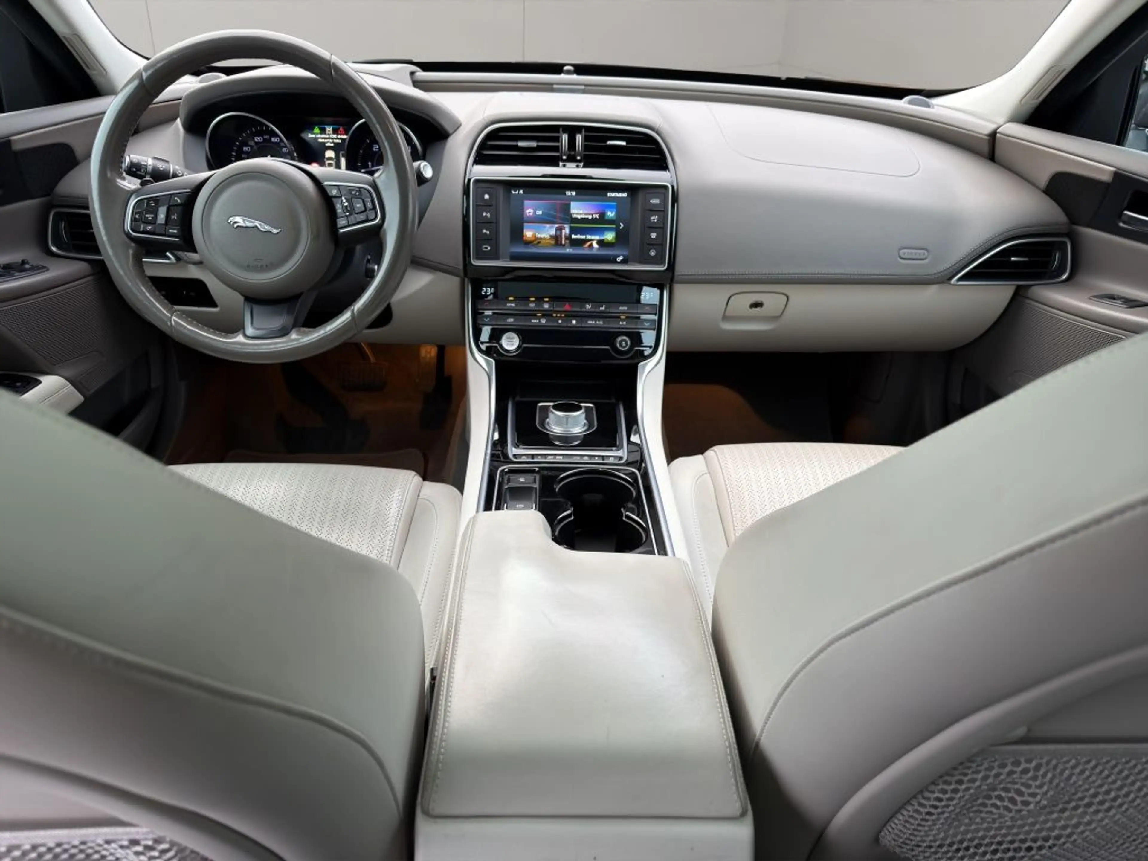 Jaguar XE 20d Aut. Portfolio — photo 7