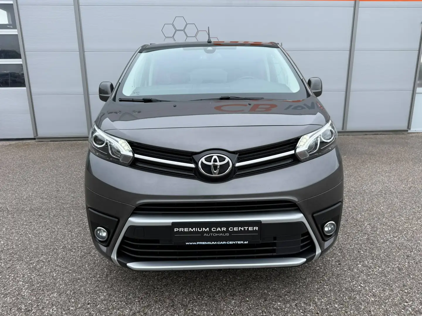 Toyota Proace Verso 2.0 D-4D Lang Aut. XENON / NAVI / KAMERA / 8 SITZER Grau - 2