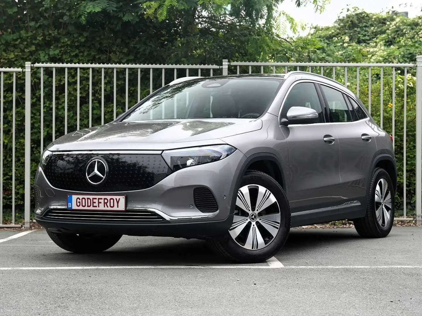 Mercedes-Benz EQA 300 4MATIC Pano Grau - 2