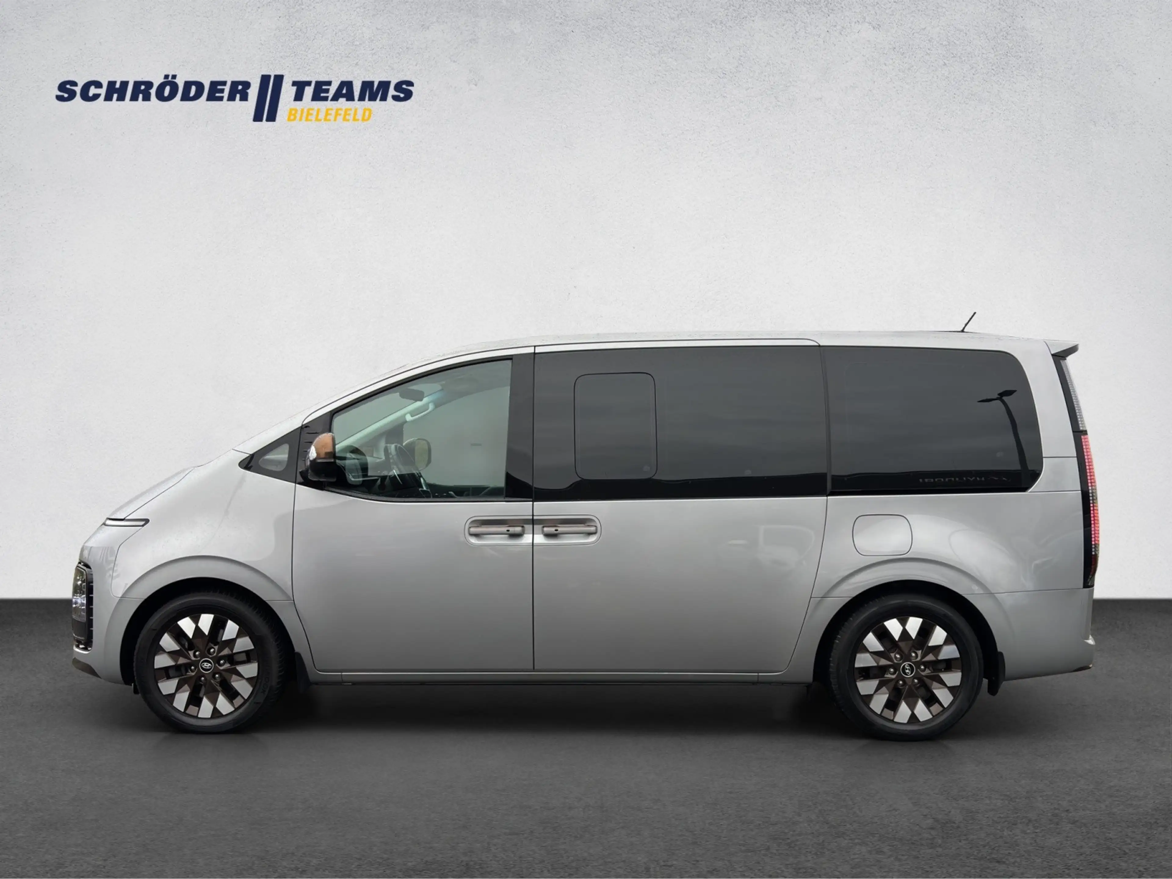 Hyundai STARIA 2.2 CRDi DCT Signature PANO/NSCC/BOSE — photo 2