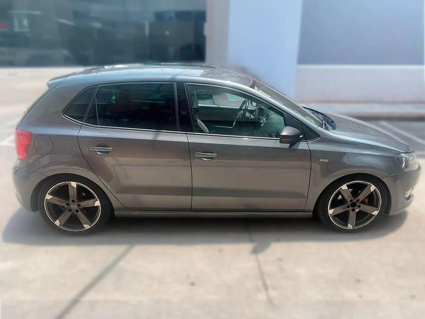 Volkswagen Polo 1.6TDI Sport by R-Line 90 Gris - 2