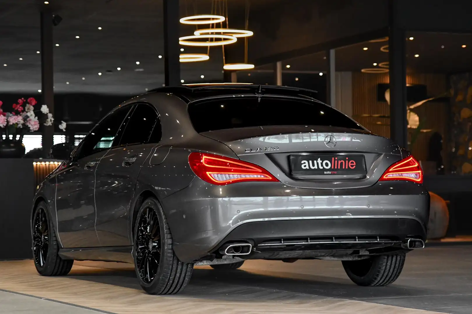 Mercedes-Benz CLA 180 Night Edition. Panoramadak, LED, 18", Groot Displa Grau - 2