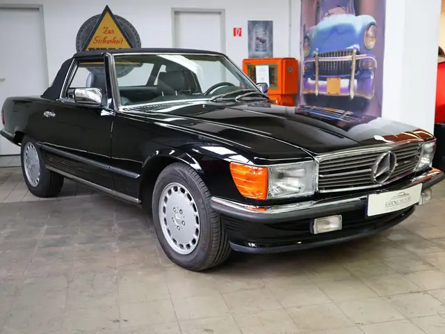 Mercedes-Benz SL 560 in 040 schwarz mit H-Kennzeichen