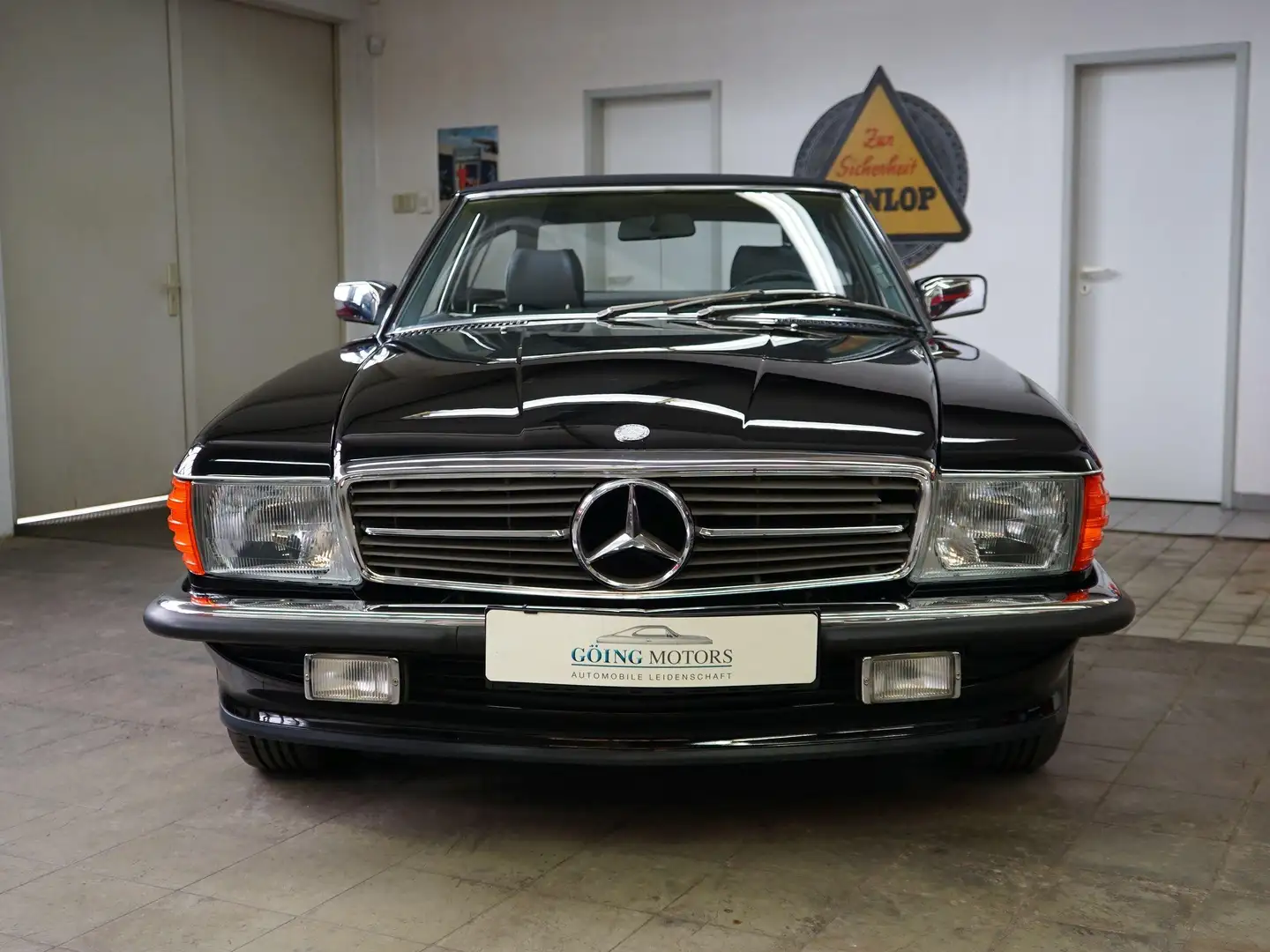 Mercedes-Benz SL 560 in 040 schwarz mit H-Kennzeichen Black - 2