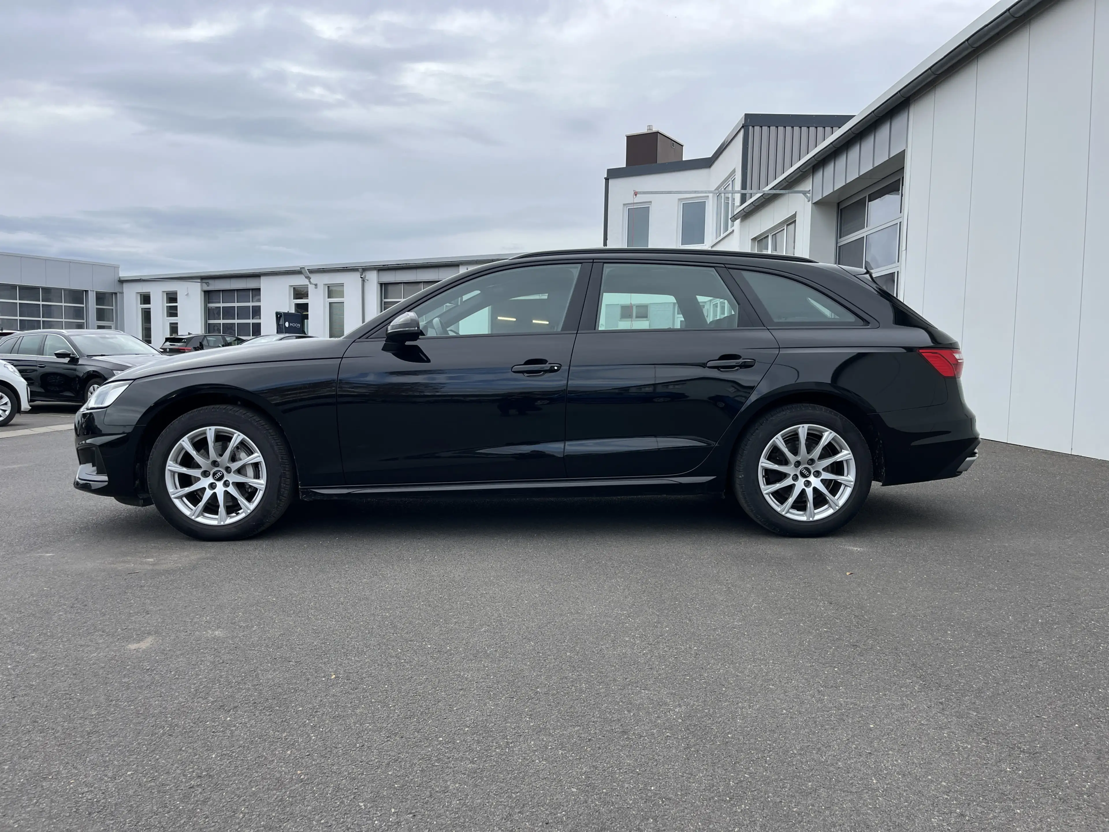 Audi A4 Avant 40 2.0 TDI quattro S tronic Blackline 144€ — photo 2