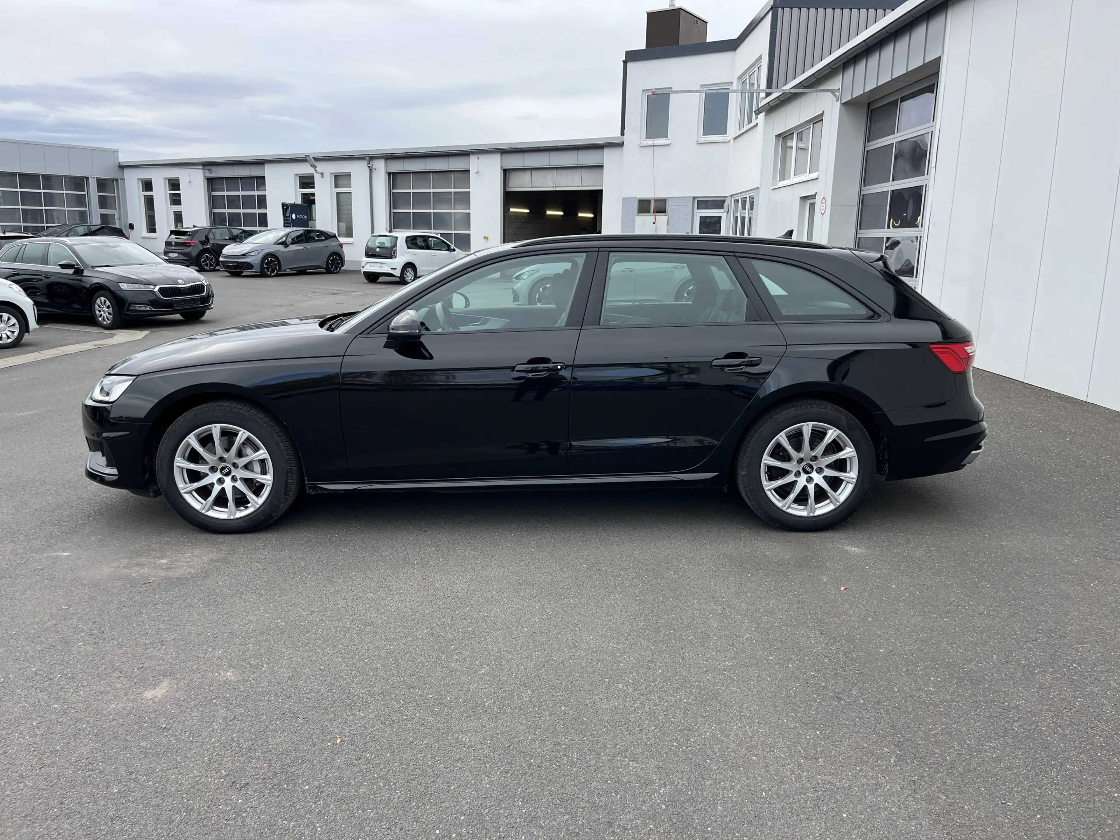 Audi A4 Avant 40 2.0 TDI quattro S tronic Blackline 144€ — photo 3