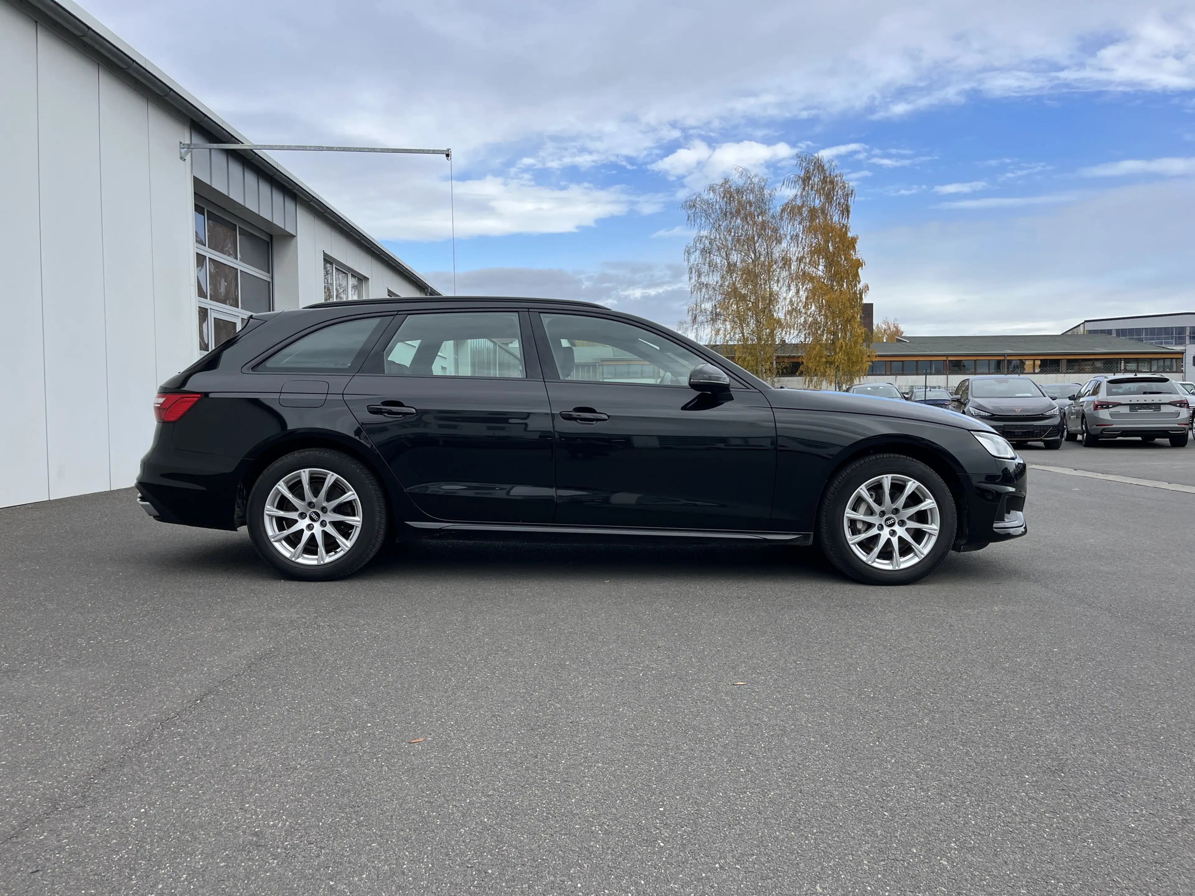 Audi A4 Avant 40 2.0 TDI quattro S tronic Blackline 144€ — photo 5