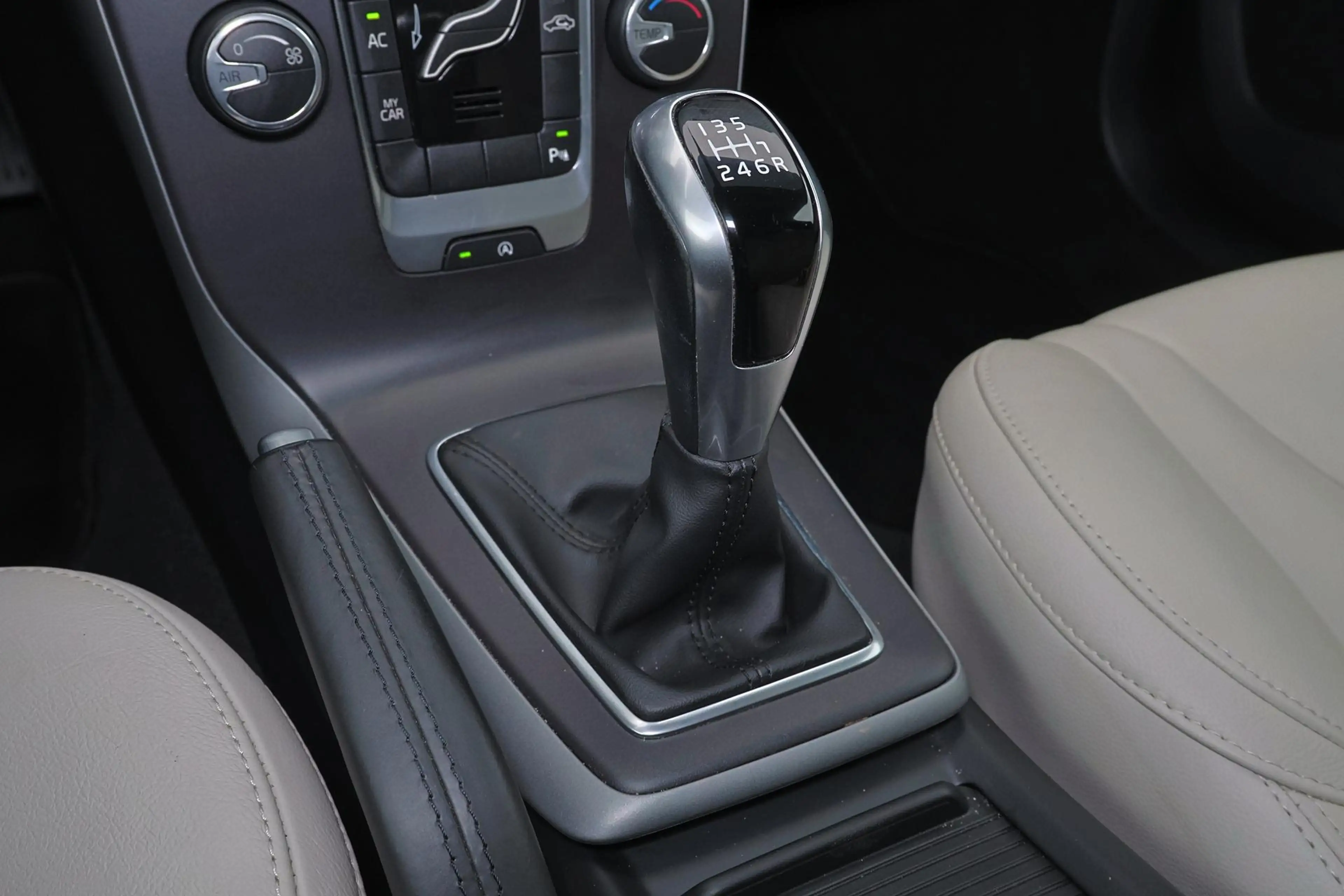 Volvo V40 T2 NordicPlus - Parkeercamera achter - Parkeersens — photo 10
