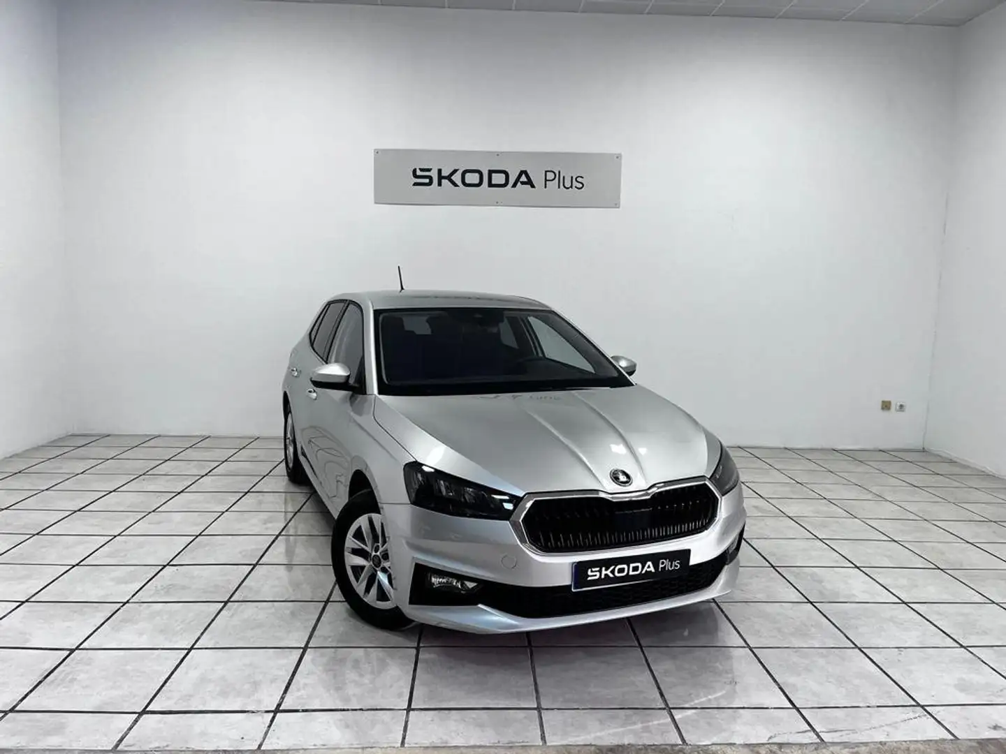 Skoda Fabia 1.0 TSI Selection 70kW Plateado - 1