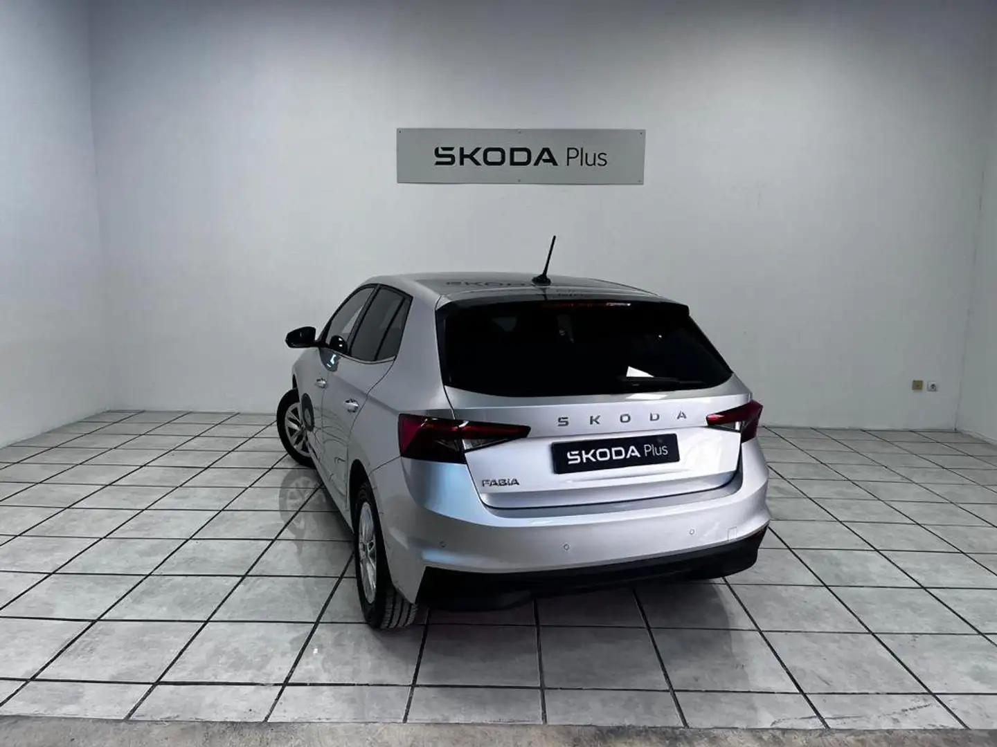 Skoda Fabia 1.0 TSI Selection 70kW Plateado - 2