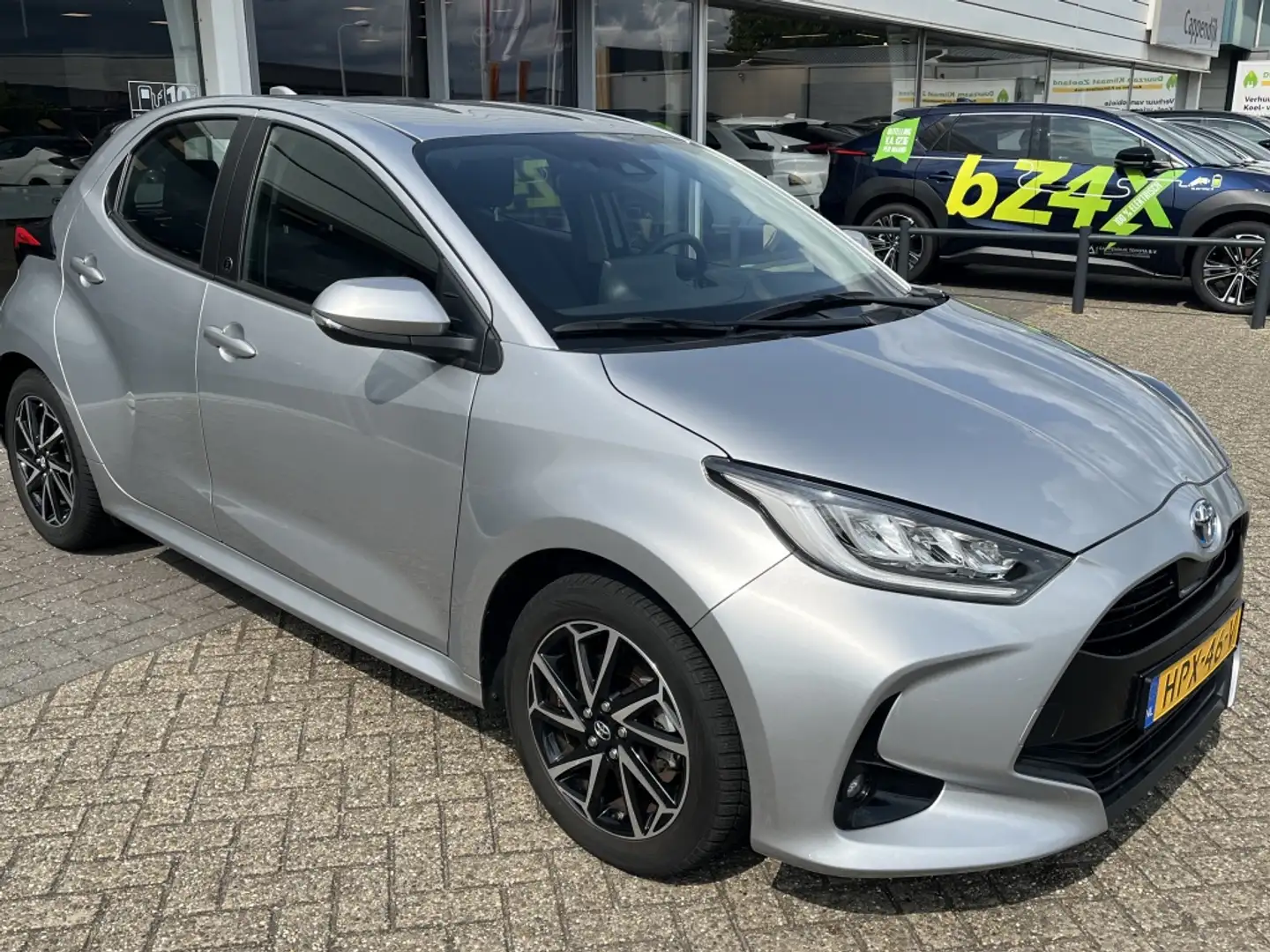 Toyota Yaris 1.5 Hybrid Dynamic | NAVI | CAMERA | Grijs - 2